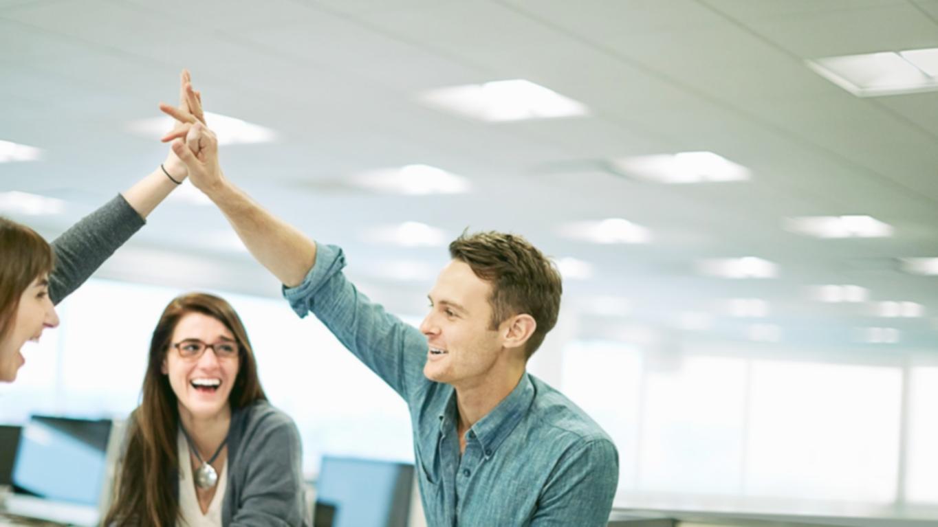 Colorist arbeitet an professionellem Grading-Panel